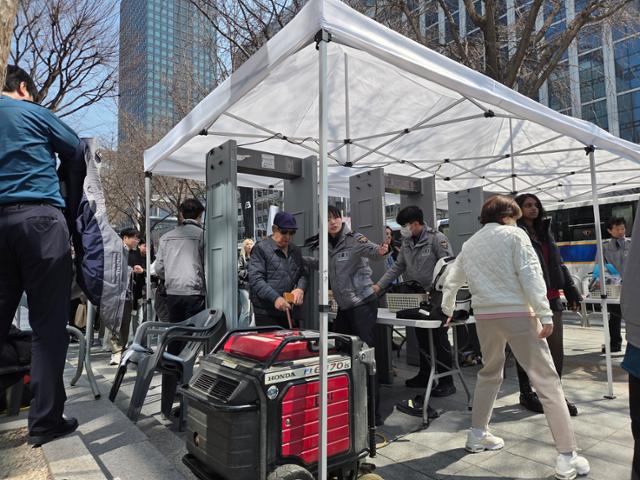 [정보/소식] "여기가 공항이냐" "왜 다 막냐"… BTS 공연 앞 몸수색·통제에 곳곳서 '실랑이' | 인스티즈