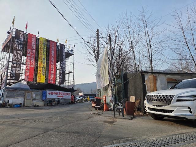 불법 망루로 출근하는 고급 SUV 주인은? 외지인이 갈라놓은 구룡마을