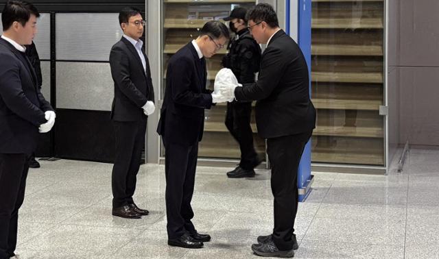 캄보디아에서 고문을 당한 뒤 살해된 20대 대학생 박모씨 유해가 지난해 10월 21일 인천국제공항을 통해 송환돼 경북경찰청 관계자에게 전달되고 있다. 이환직 기자