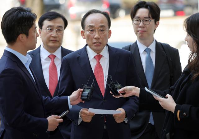 12·3 비상계엄 당시 국회 계엄 해제 표결을 방해한 혐의를 받는 추경호 국민의힘 의원이 25일 서울중앙지법에서 재판 출석 전 입장 발표를 하고 있다.최주연 기자