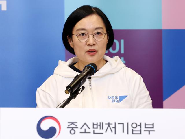 한성숙 중소벤처기업부 장관이 25일 서울 서초구 드림플러스 강남에서 국가창업시대 전략회의 관련 브리핑을 하고 있다.한 장관은 지난해 12월 31일 기준 본인 명의 집 네 채를 보유하고 있다고 신고했다.뉴시스