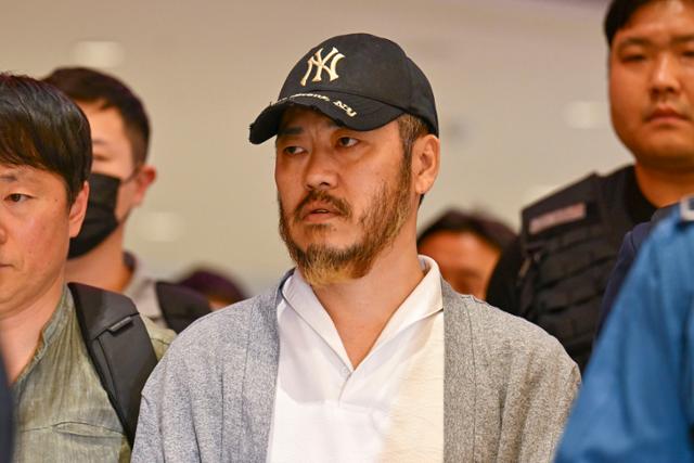 필리핀에서 수감 중이던 일명 '텔레그램 마약왕' 박왕열이 25일 인천국제공항 2터미널 입국장으로 들어오고 있다. 이번 송환은 이재명 대통령이 지난 3일 필리핀 정상회담에서 인도를 요청한 데 따라 이뤄졌다. 박씨는 현