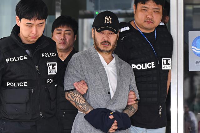 국내에 마약을 밀반입하고 유통한 혐의를 받는 '필리핀 마약왕' 박왕열이 27일 경기 의정부시 의정부지법에서 열린 구속 전 피의자 심문(영장실질심사)을 마친 뒤 호송차량으로 이동하고 있다. 박시몬 기자