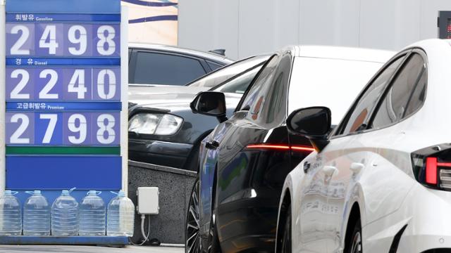 석유제품에 2차 최고가격제가 시행된 27일 서울의 한 주유소에 휘발유·경유 가격이 표시되어 있다. 2차 최고가는 공급가격(도매가) 기준 휘발유 1리터(L)당 1934원, 경유는 1
