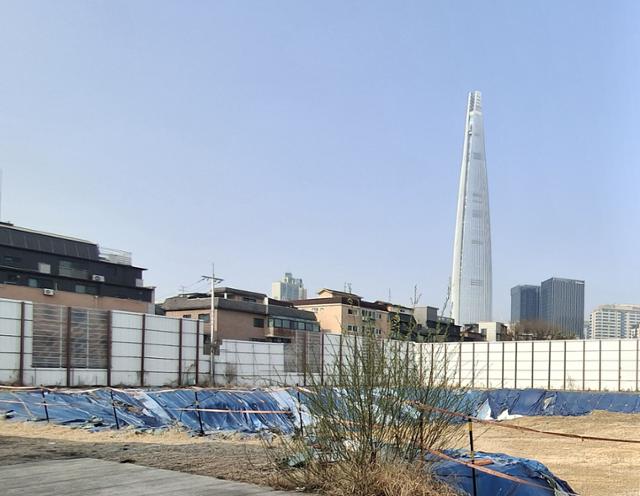 26일 찾아간 서울 송파구 방이동 노후 공공청사 복합개발 사업장이 기공식 후 5년째 빈 땅으로 방치돼 있다. 올림픽공원과 서울지하철8, 9호선을 걸어서 이용 가능한 노른자 땅이지만 착공이 기약 없이 미뤄지고 있다.