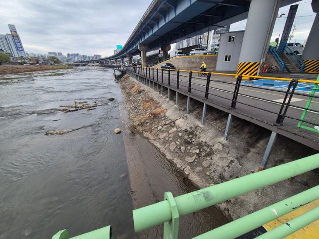 31일 여행용 가방 속 50대 여성 시신이 발견된 대구 북구 칠성동 잠수교 인근 신천. 대구=김재현 기자