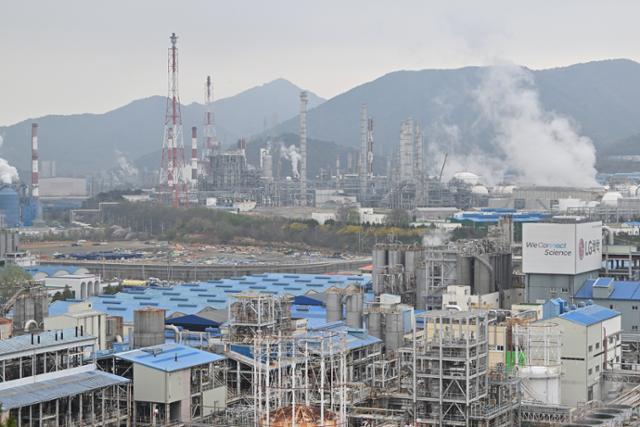 1일 나프타분해설비(NCC)가 몰려 있는 전남 여수국가산업단지에서 연기가 피어오르고 있다. 여수=뉴시스