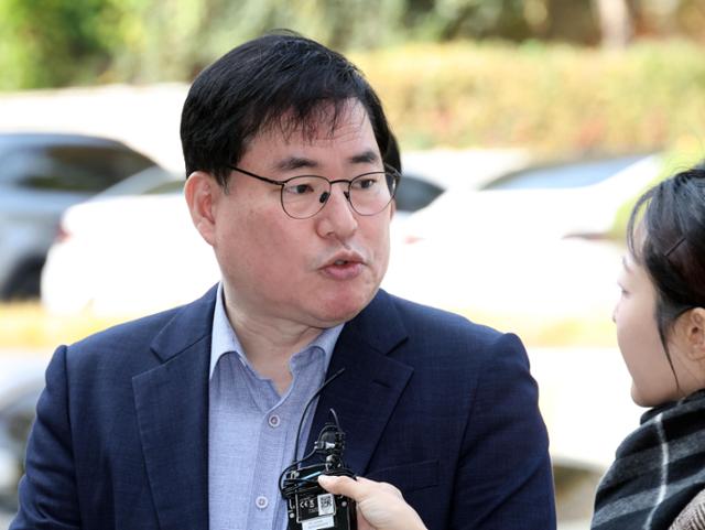 대장동 개발 비리 의혹으로 재판에 넘겨진 유동규 전 성남도시개발공사 기획본부장이 지난해 10월 31일 서울 서초구 중앙지법에서 열린 1심 선고공판에 출석하며 입장을 밝히고 있다. 뉴스1