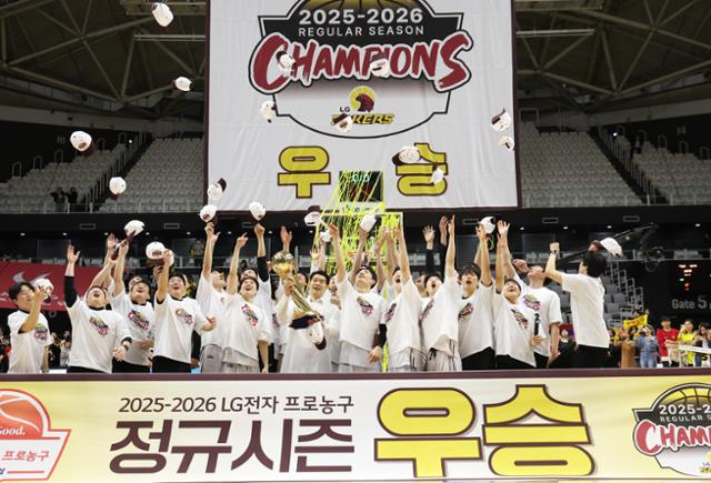 프로농구 LG, 12년 만에 정규리그 우승... 창단 첫 통합우승 도전