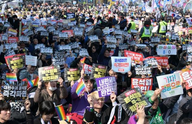 "함께 하면 위기 넘긴다"… '거리의 시민들'이 말하는 尹 탄핵 1년