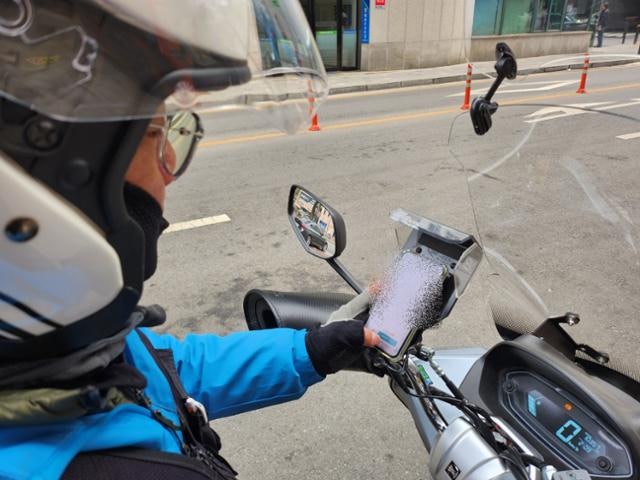 피도 눈물도 없는 '직장 상사'…몸이 아파도,폭우가 쏟아져도 뛰어야 했다