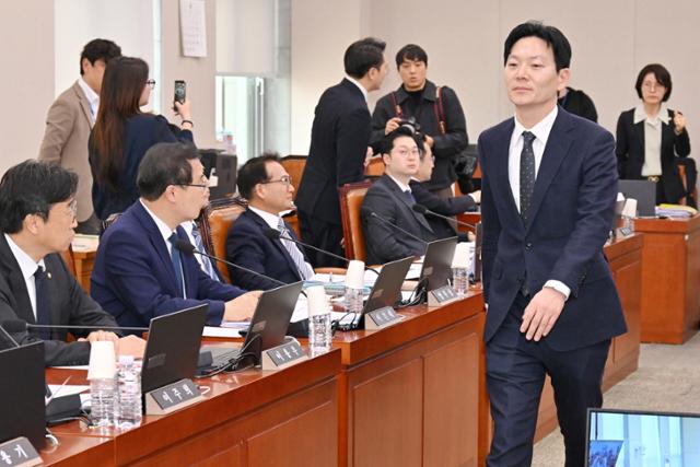 '쌍방울 대북 송금' 사건을 수사했던 박상용 검사가 3일 국회에서 열린 '윤석열 정권 정치검찰 조작기소 의혹 사건 진상규명 국정조사특별위원회'에서 증인선서를 거부, 서영교 위원장에게 소명서를 제출한 뒤 더불어민주당 