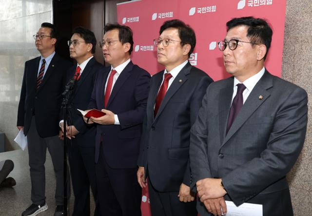 조작기소 국조특위 국민의힘 의원들 기자회견 (서울=연합뉴스) 배재만 기자 = 조작기소 국조특위 소속 국민의힘 김형동 간사 등 의원들이 3일 국회에서 열린 '윤석열정권 정치검찰조작기소 의혹사건 진상규명' 국정조사특별위