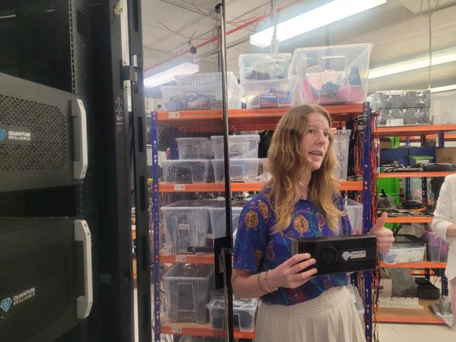 비앙카 소요 퀀텀 브릴리언스 양자장치 개발 매니저가 3월 19일 호주 캔버라 호주국립대 물리학동 사무실에서 양자컴퓨터 시제품을 소개하고 있다.캔버라=신혜정 기자