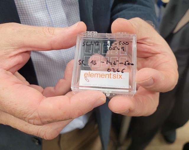 3월 19일 호주 캔버라 호주국립대 중이온가속기센터에서 톰 맥고람 퀀텀 브릴리언스 최고경영자(CEO)가 양자 칩 실험을 위해 만든 합성 다이아몬드를 들어 보이고 있다.투명한 상자 속 네모 칸에 아주 작은 크기로 하