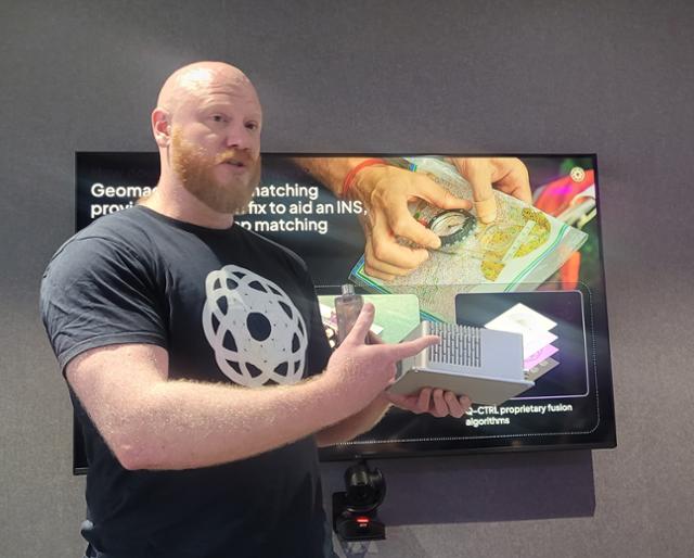 마이클 허시 큐컨트롤 수석과학자가 3월 23일 호주 시드니 본사에서 자사의 양자 제어와 센싱 기술을 설명하고 있다.시드니=신혜정 기자