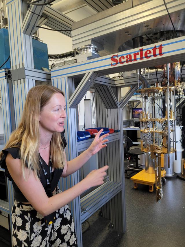 3월 23일 호주 시드니 뉴사우스웨일즈대 양자계산·통신기술 연구센터에서 다니엘 홈즈 박사후연구원이 실리콘 기반 양자컴퓨터를 설명하고 있다.시드니=신혜정 기자