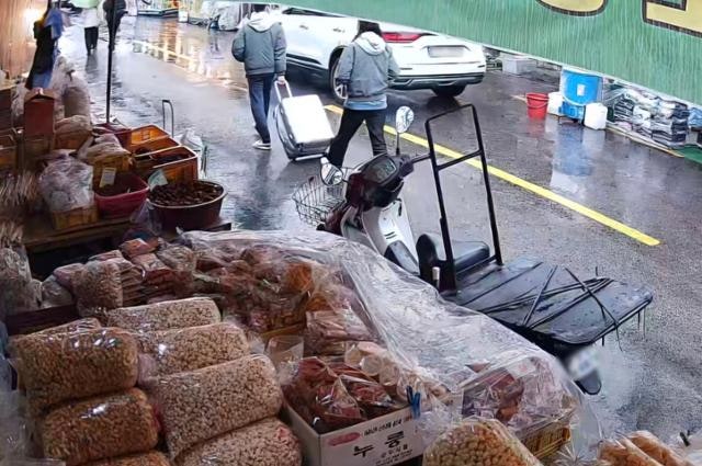 '캐리어 시신 사건' 사위, 아내와 장모 휴대전화 통화도 통제