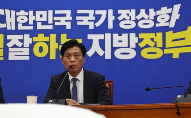 민주, '李 취임 전 사진 금지' 공문에 친명 반발… "빈대 잡자고 초가삼간 태우나"
