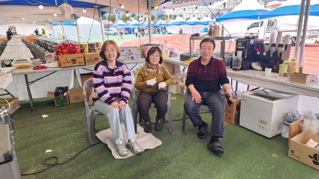 매년 가게 문 닫고 운동장으로… 장수 주민이 만드는 '진짜 환대' [K트레일: 지역 살리는 숲길]