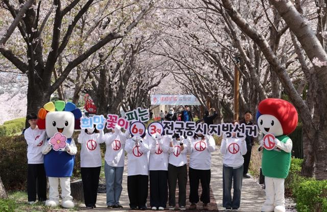 '보수 결집'만으론 못 버틴다... 중도 공략 없다면 野 기초단체장 35% 교체될 판