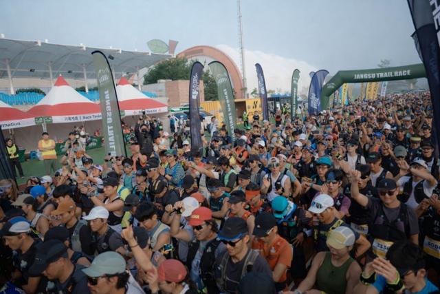 출발 신호와 함께 장수 트레일레이스 대회 참가자가 일제히 달려 나가고 있다. 장수군 제공