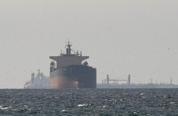 호르무즈 전면봉쇄 풀리나..."사전 허가 선박 24시간 15척 통과"