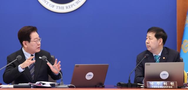 국민연금 투자 성공에 나라 자산 365조 증가…국가채무 1300조 시대