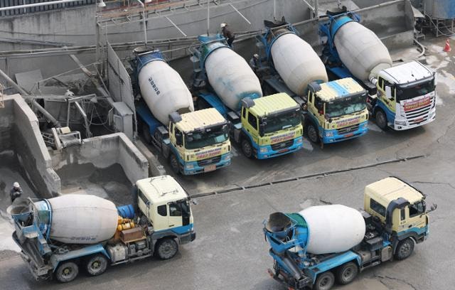 아스팔트·단열재·페인트... 건설현장, 자재 수급 비상에 곳곳이 중단 불안