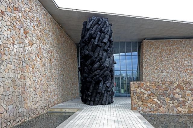 프랑스에서 만난 숯, 한국에서 재생 염원하며 쌓아 올렸다