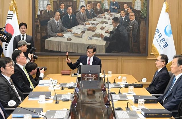 '3고 압박'에 기준금리 옴짝달싹… 연내 인상 가능성도