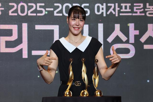 '국보 센터'의 화려한 귀환... 박지수, 통산 5번째 정규리그 MVP 등극