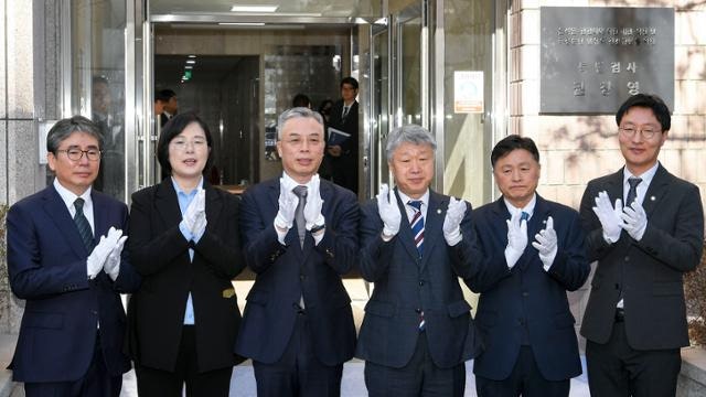 "초대형 국정농단"이라며 대북송금 수사 나선 특검, 중립성 논란 피해갈까