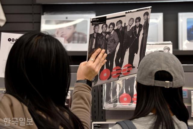 [단독] K팝 친환경 앨범의 배신… '팬싸' 플라스틱 CD 6667톤 헐값에 찍어낸다