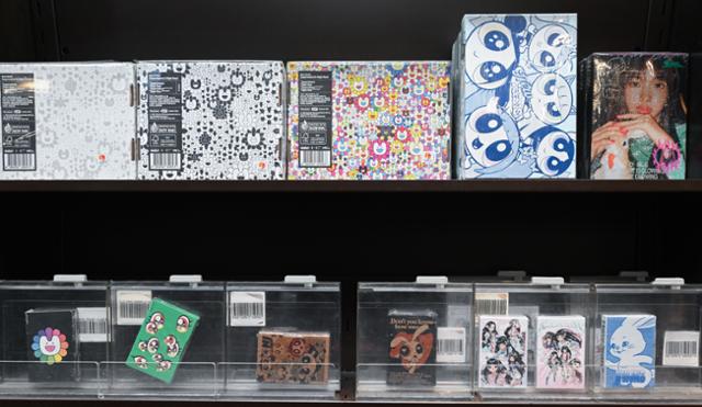 지난달 30일 서울 종로구 광화문 교보 핫트랙스에 다양한 형태의 앨범들이 진열되어 있다. 윗줄은 CD가 들어간 실물 앨범, 아래는 NFC나 QR코드로 접속할 수 있는 스마트 앨범이다. 박지연 인턴기자