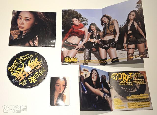 그룹 에스파 미니 6집 '리치맨' 음반의 '버스트' 버전 앨범을 개봉해봤다. 포장재, CD 1장, 코팅된 CD 커버, 미니 포스터, 24쪽 분량 포토북으로 구성돼있다. '버스트' 버전은 단체 표지와 멤버별 표지 총