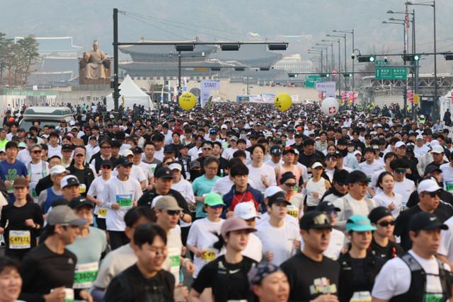 지난달 29일 서울 종로구 광화문광장에서 열린 서울 K-마라톤 대회에서 참가자들이 힘차게 출발하고 있다. 뉴시스