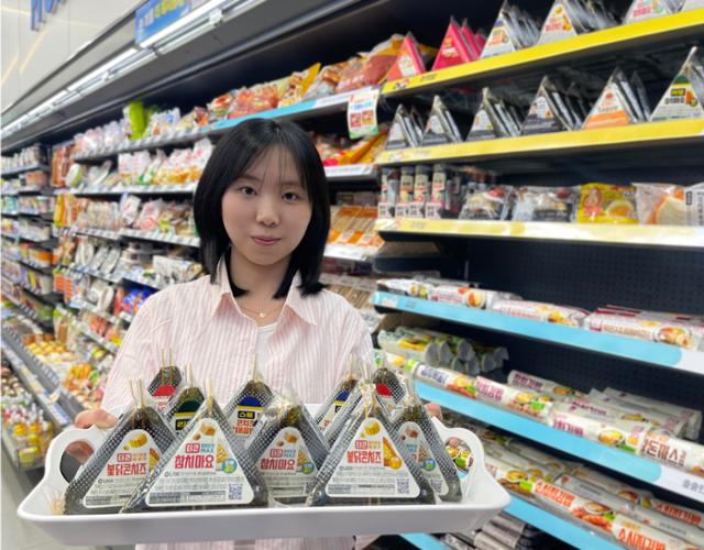 GS25는 지난달 말부터 '역대 최고 스펙'을 위해 삼각김밥 '풀체인지 리뉴얼'을 추진 중이다. 모델이 풀체인지 리뉴얼을 마친 '더큰 삼각김밥' 시리즈를 소개하고 있다. GS25 제공