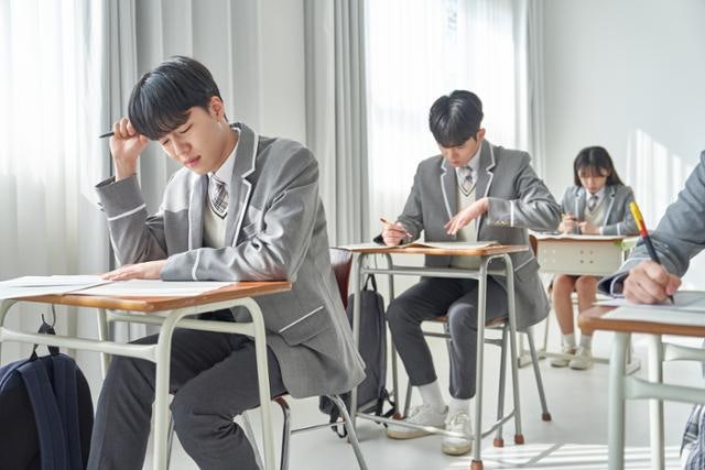 여학생들 집 앞 학교 두고 버스 통학, 왜?... 남고 선호에 가로막힌 공학 전환