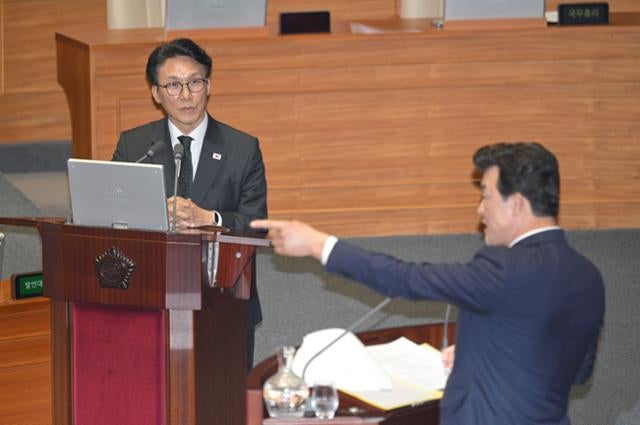 국회의원 삿대질의 어문학적 분석 [달곰한 우리말]