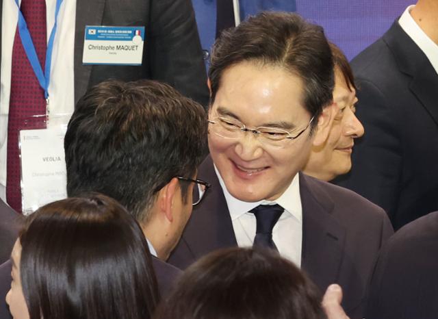 이재용 삼성전자 회장이 3일 서울 여의도 FKI 컨퍼런스센터에서 열린 한-프랑스 경제계 미래대화 폐회식에 참석해 대화를 나누고 있다.뉴스1
