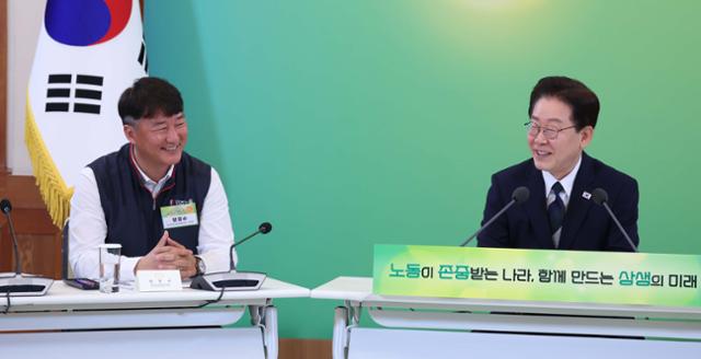 이재명 대통령이 10일 청와대에서 열린 민주노총 초청 간담회에서 양경수 민주노총 위원장과 이야기 하고 있다. 왕태석 선임기자