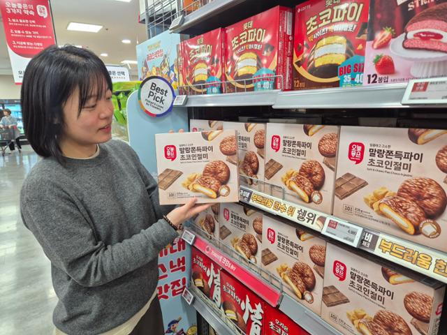 롯데마트 관계자가 서울시 송파구 롯데마트 제타플렉스 잠실점 과자 코너에서 '오늘좋은 말랑쫀득파이 초코인절미’를 소개하고 있다. 롯데마트 제공