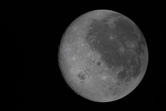 미국 항공우주국(NASA·나사)이 제공한 사진에서 아르테미스 2호에서 6일 관측한 달 앞뒷면 경계의 모습이 보이고 있다. 중앙을 기준으로 좌하단부에 있는 짙은 색 지형이 인류가 처음으로 육안 관측한 오리엔탈레분지다.