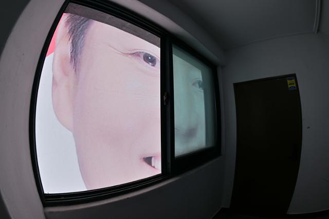 1일 서울 용산구의 한 선거사무실이 위치한 빌딩에 후보의 현수막이 다른 층 복도 창을 가리고 있다. 최주연 기자