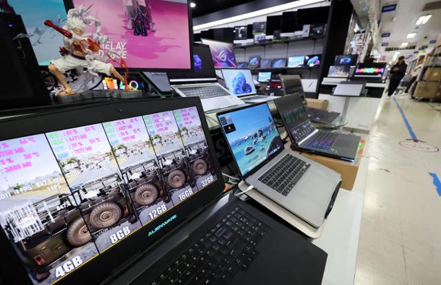 6일 서울 용산구 선인상가 컴퓨터 매장에 노트북이 진열돼 있다.뉴시스