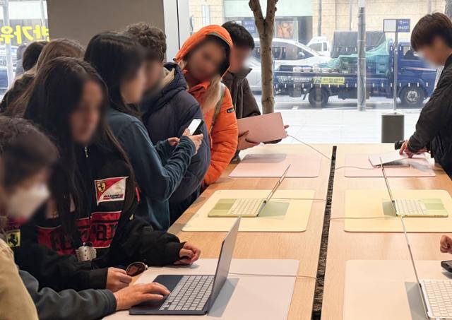 지난달 11일 서울 중구 애플 명동 매장에서 고객들이 애플 신제품인 '맥북 네오'를 체험하고 있다.연합뉴스