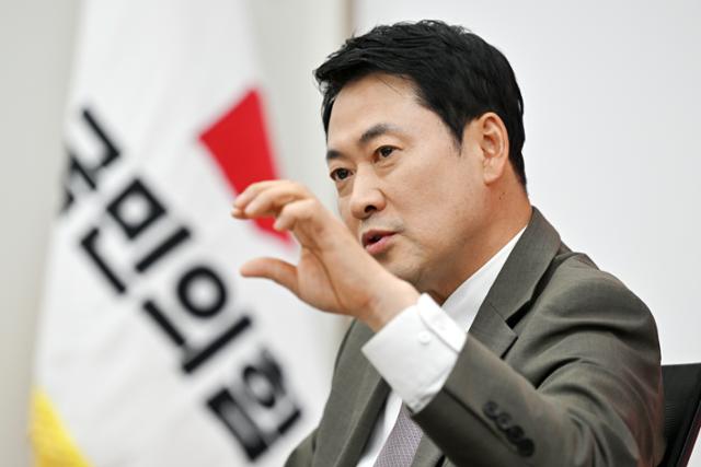 장동혁 국민의힘 대표가 10일 서울 여의도 국회 당대표실에서 한국일보와 인터뷰하고 있다. 민경석 기자