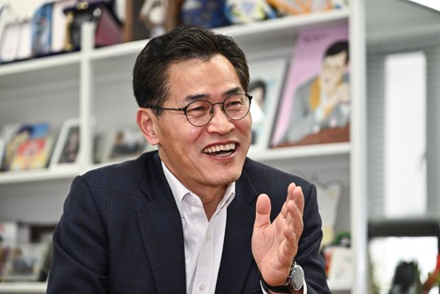 이기재 서울 양천구청장이 6일 구청 집무실에서 한국일보와 인터뷰하고 있다. 정다빈 기자