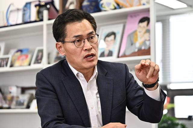 이기재 서울 양천구청장이 6일 구청 집무실에서 한국일보와 인터뷰하고 있다. 정다빈 기자